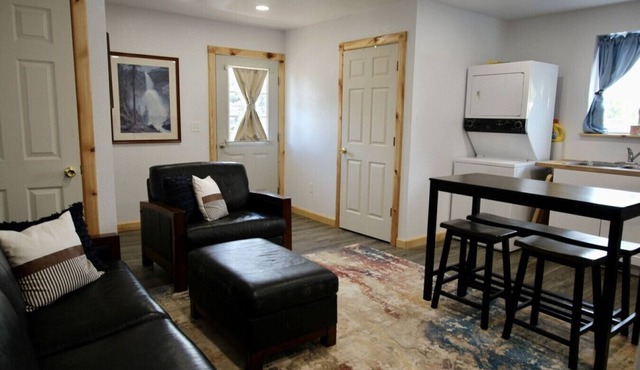 No cleaning or pet fees-Cozy apartment in town