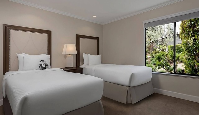 No Dull Moments! 4 Spacious Suites w/Kitchens, Pool, Onsite Golf, FREE Parking!