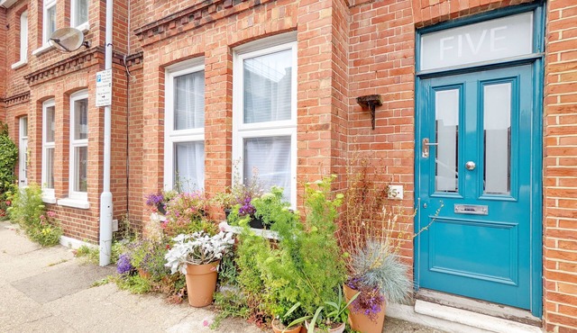 No. Five - Worthing - sleeps 6 guests in 2 bedrooms