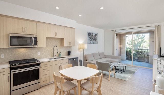 *No Guest service Fee* 2 bed right by Irvine Spectrum