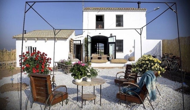 No need for a car! A stylish Rustic Escape in a distinct rural location!