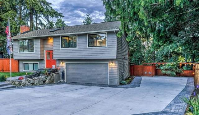 NO PARTIES! 3-bedroom with Hot Tub & Mt.Rainier Views and Huge Fenced Yard