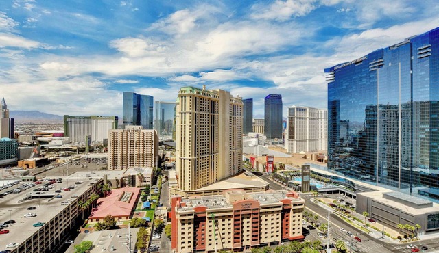 No Resort Fee ! Balcony Strip View Suite - Pool