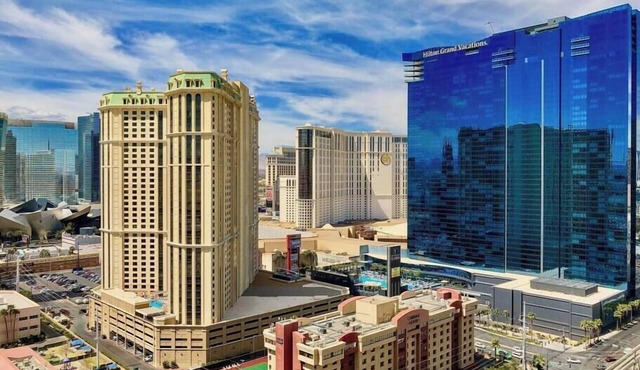 No Resort Fee ! Balcony Strip View Suite - Pool