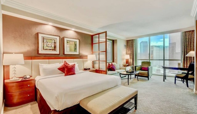 No Resort Fee ! Strip View Suite - Pools & Parking