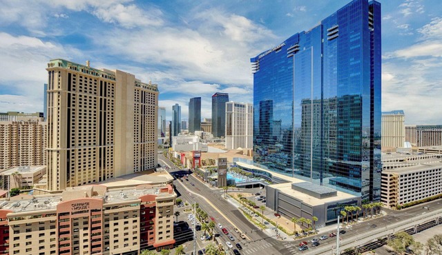 No Resort Fee ! Strip View Suite - Pools & Parking