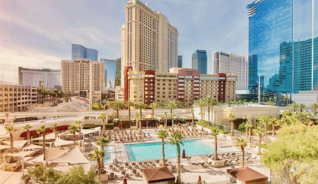 No Resort Fee ! Strip View Suite - Pools & Parking