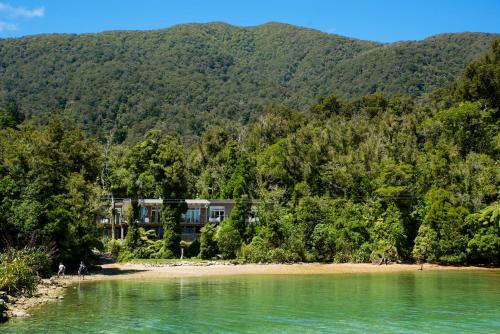 No Road Inn in Endeavour Inlet, Marlborough Sounds