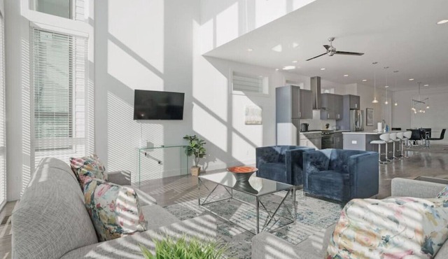 No Service Fee! 4Bedroom Home/2 Miles to Broadway!