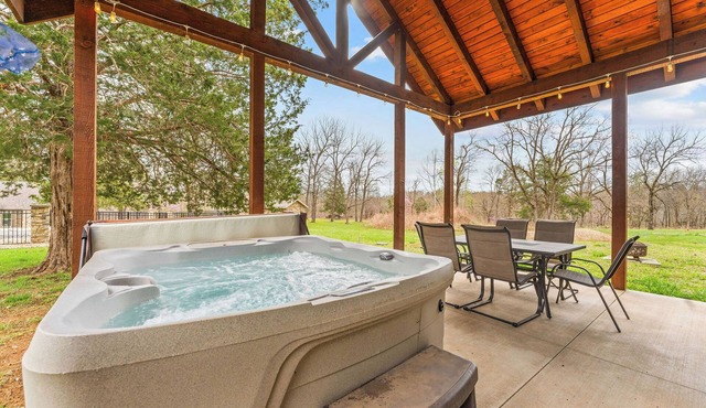 No stairs, 4 King Bedrooms, Hot Tub, Fire pit