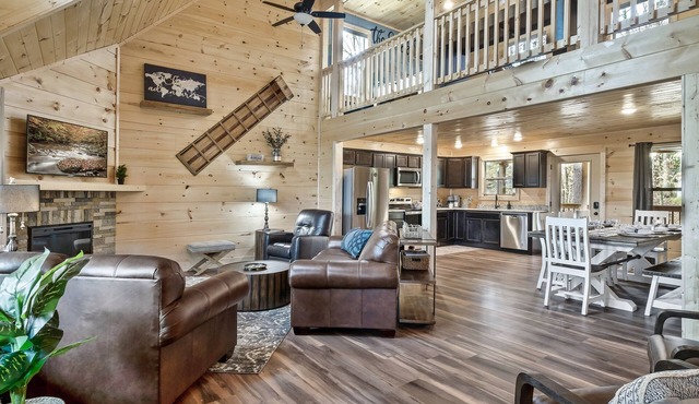 No Stairs Cabin - Sleeps 10 - Hot Tub + Game Room - Near Pigeon Forge