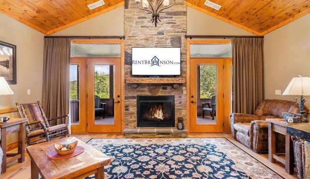 No Stairs-Dog Friendly-Cozy Cabin near Taneycomo-Free Daily Local Fun!