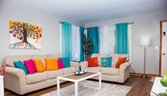 No Stairs PetFriendly Big Fenced Yard 3 bedroom single family home Disney+