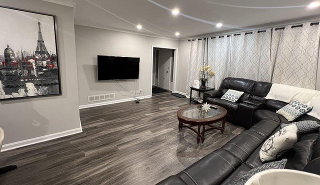 No stairs / Renovated 3-Bedroom free Wifi,Parking