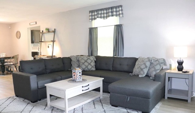 No Stairs Rustic Farmhouse APT King Beds/Fast WIFI