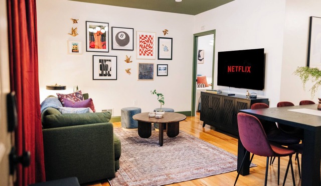No Stairs, Sleeps 10 - 15 mins to NYC + 20 mins to MetLife Stadium!