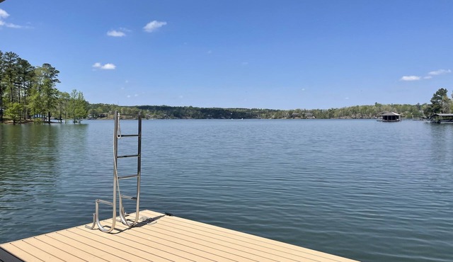 No steps, Game Room, Canoe & Kayaks, Dock, All Paved Roads! 10 min to 2 marinas!