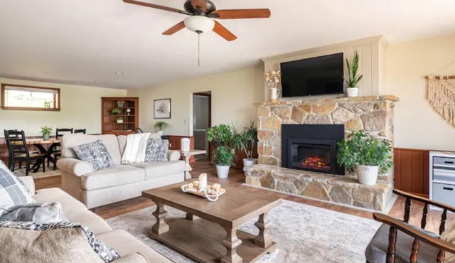 No steps. Quiet street in heart of Amish country. Close to tourist attractions.