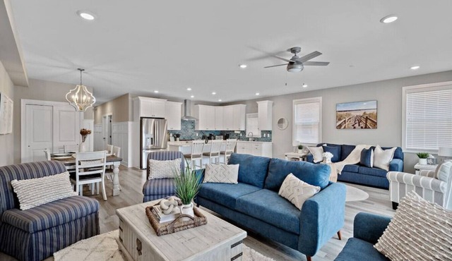 No Taxes, free beach, 2 car Garage, King Bed, parking