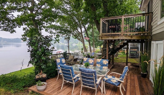 No wake lakefront cottage with tiered decks and a quiet, friendly neighborhood