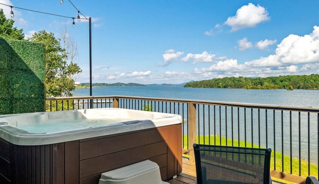 No Wake Zone (1-Bedroom Villa) with Lake view by RedAwning