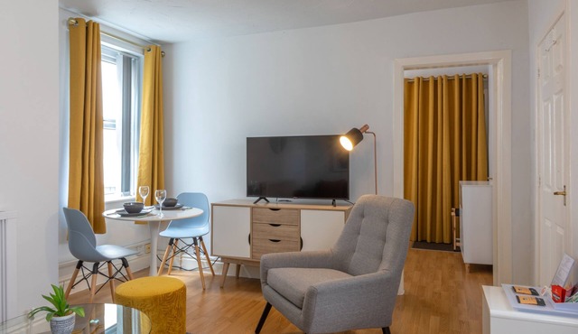 No1 Fulwood Heights-stylish flat nr Hosp