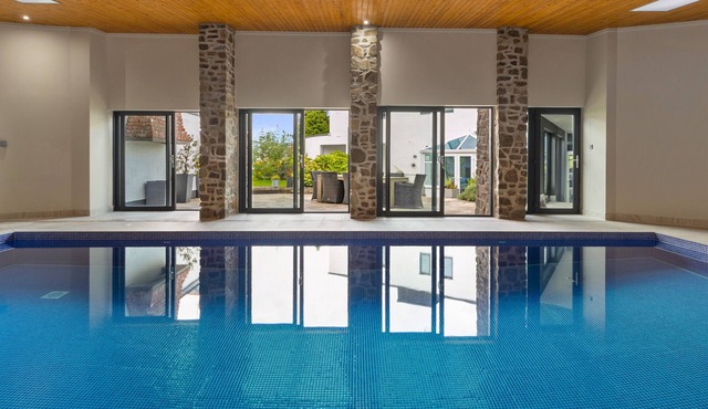 No1 Highpoint -Luxury 2 bed Sea view Apartment with onsite indoor swimming pool