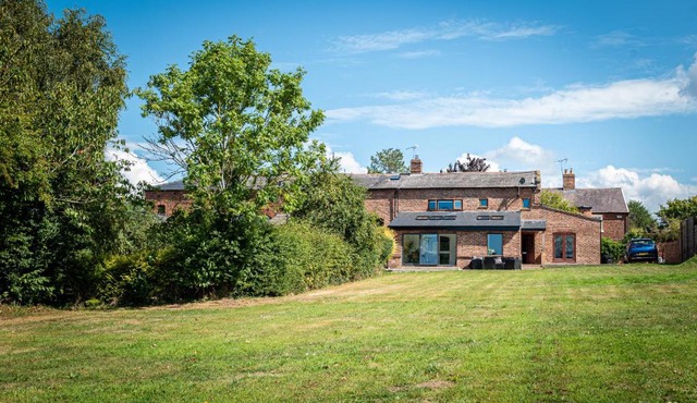 No1 Little Barrow Barns - Sleeps 10