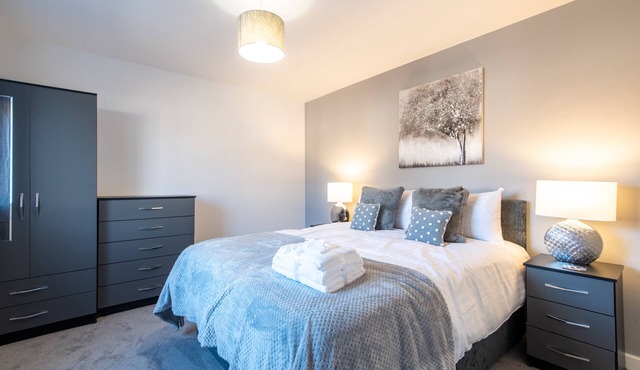 No205, 3 bed House/parking, sleeps 6 in Doncaster