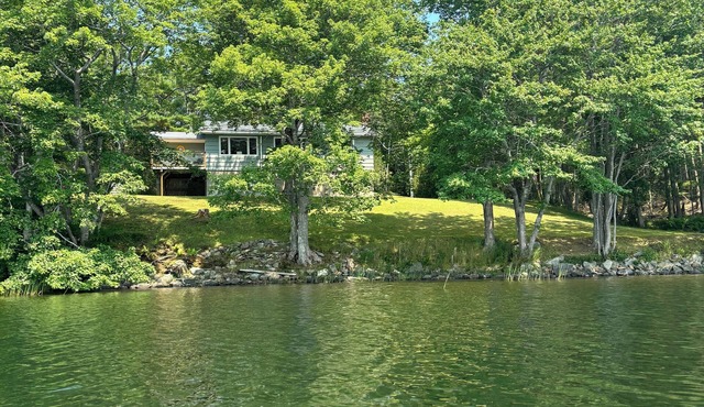 Noah’s private lakefront cottage, spacious for a peaceful and relaxing stay.