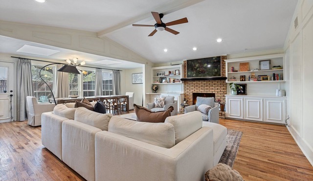 Nob Hill: Sunny Home Skylights Prime Location