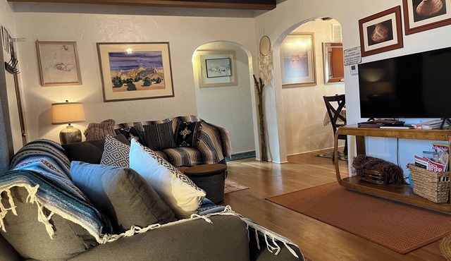 Nob Hill’s Casa Flamingo: King & Queen beds, Safe, Prime Location, Large Yard.
