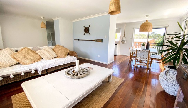 Nobby's Beach House -A stones throw to beach