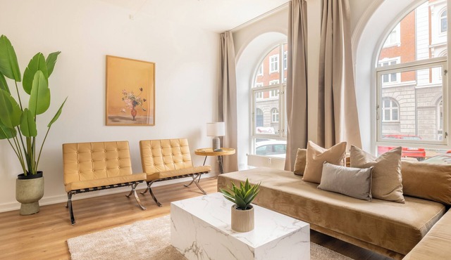 Noble - Fantastic 5-Bdr Apt in the Capital