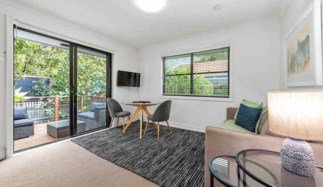 Noble House ~ 2 Bed/1Bath/1 Car ~ Parklands + Transport