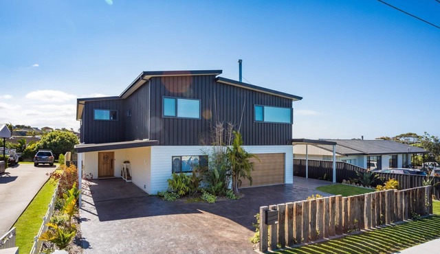 Noble House - Absolutely Stunning House in Convenient Location!