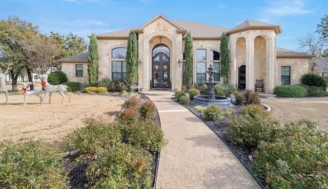 Noble Prairie: Lux Estate, Pool, Spa, Garden, Venue, Chef's Kitchen, Fireplace!