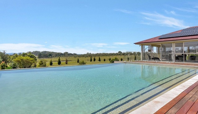 Noble Willow Estate Lovedale. Super Spacious, with views and pool