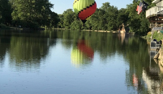 Noblesville Tiny House, Pet friendly, golf, kayaks, close to hiking, waterfront!