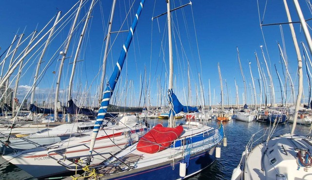 Noche en el Mar: Hospédate en un Encantador Velero en Barcelona
