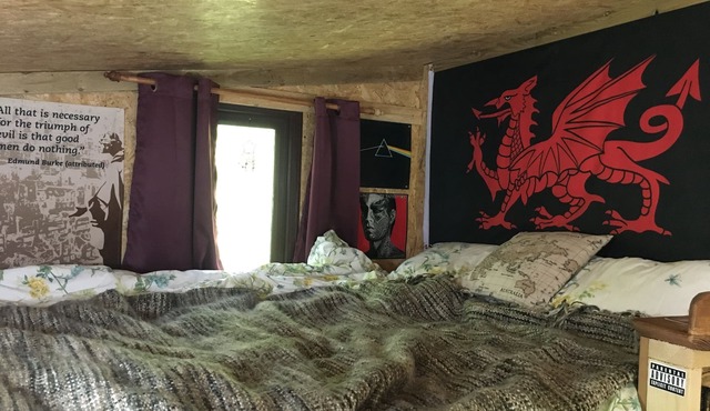 Noddfa (refuge/sanctuary) off-grid woodland retreat near ediculture community