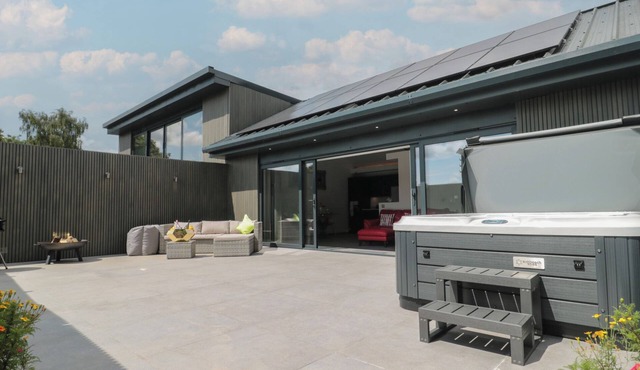 NOFLASH MALPAL, pet friendly, with hot tub in Bishop Sutton