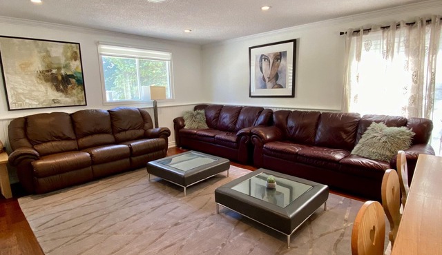 NOHO Estate. A cozy farmhouse retreat just 5 minutes from downtown Collingwood!