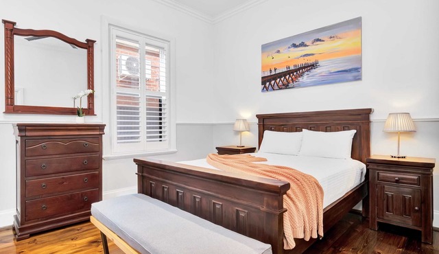 Noir Cottage | Glenelg North | 3BR | Netflix| BBQ