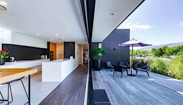 Noir North Retreat Th