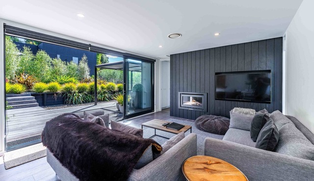 Noir South Retreat Th