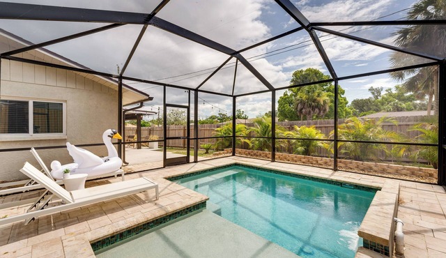 Nokomis Home w/Screened Pool, 3 Mi to Beaches!