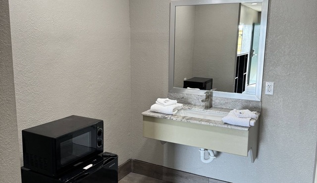 Nola Inn & Suites