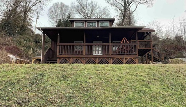 Nolichuckey River Cabin with hot tub!