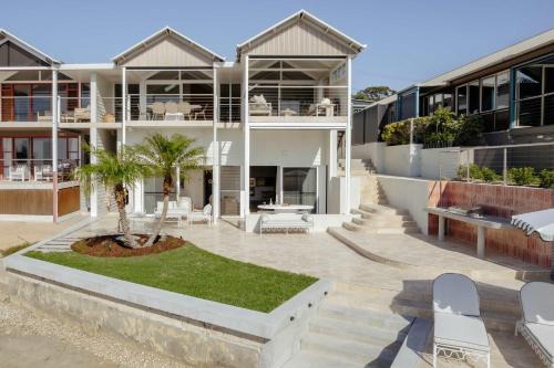 Nomaya Waterfront Getaway